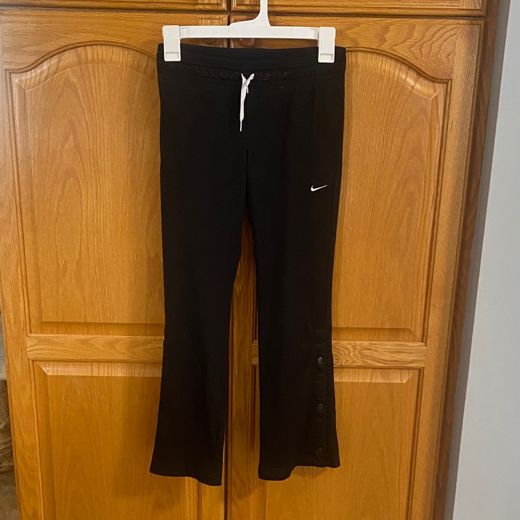 Nike Kids Black Sweatpants With Snaps On The Bottom. Size Medium.